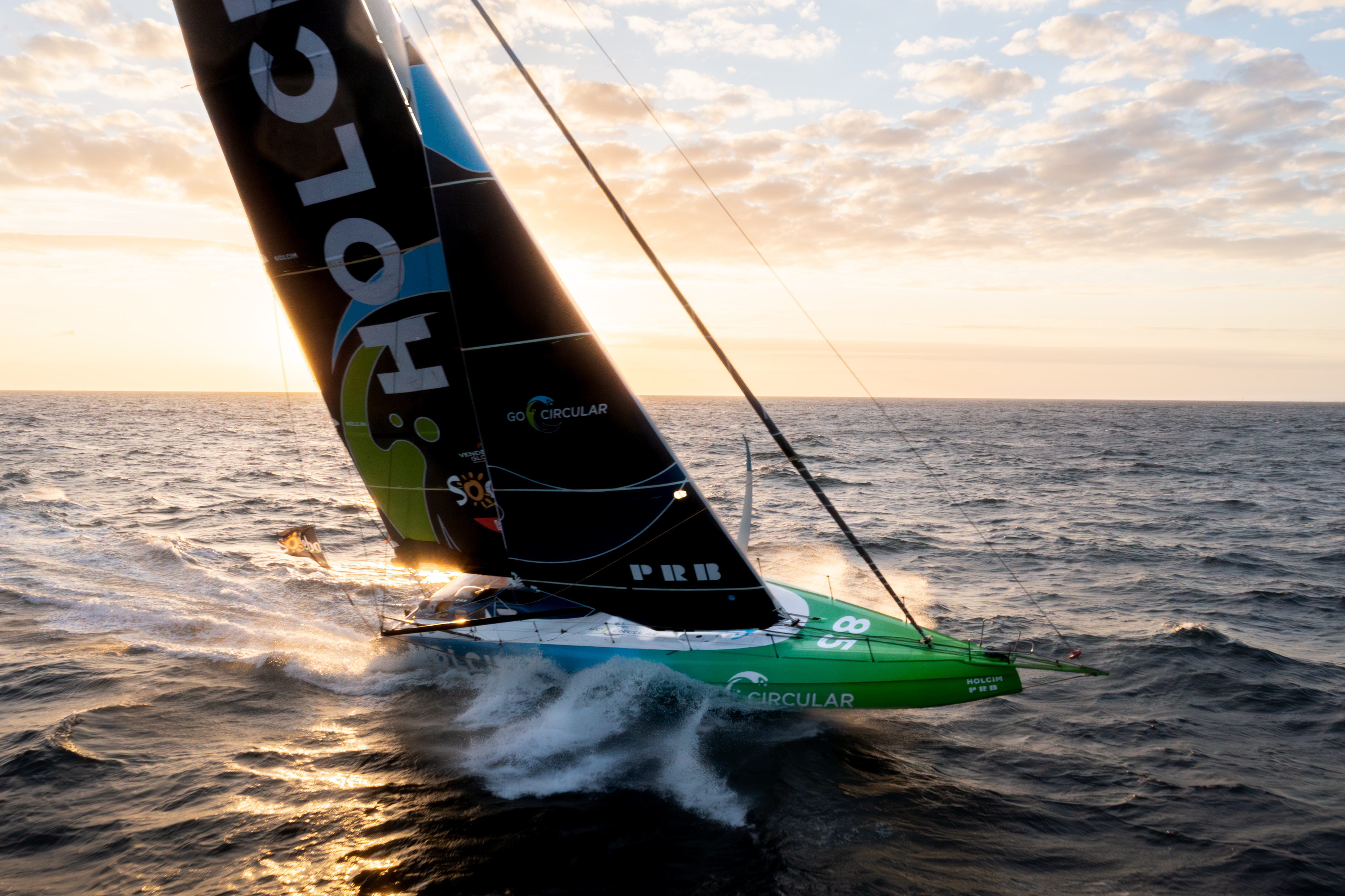 The Holcim-PRB team hard at work preparing the boat for the return race New York - Vendée